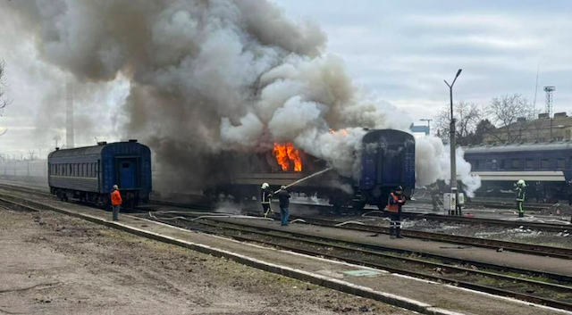Свежие новости: Росіяни поцілили в пасажирський потяг у Миколаєві: є поранений