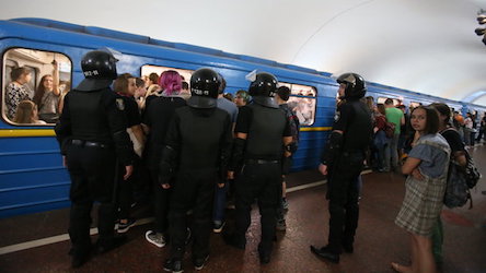 Свежие новости: Падение парня на рельсы метро в Киеве: подробности ЧП