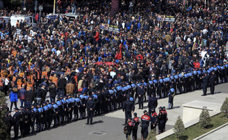 Свежие новости: Албанские демонстранты пошли на штурм парламента