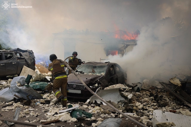 Свежие новости: Рятувальники показали фото з місця «прильоту» у Миколаєві