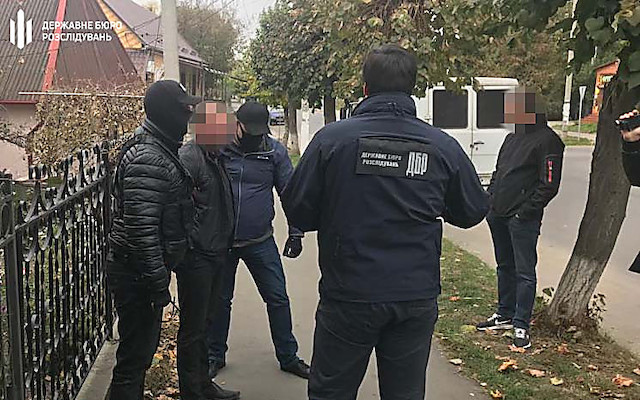 Свежие новости: Николаевские следователи ГБР задержали кировоградского полицейского, который обложил бизнесмена «данью»