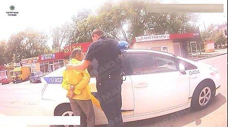 Свежие новости: В Николаеве мужчина бросал топор в проезжающие мимо машины