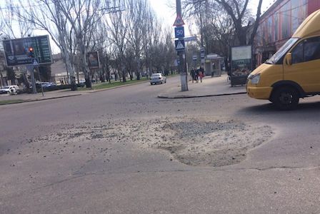 Фото новости: Сенкевич возмутился щебенкой в центре города, которую уже три недели не могут убрать Свежие новости: Сенкевич возмутился щебенкой в центре города, которую уже три недели не могут убрать