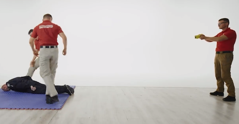 Свежие новости: Глава патрульной полиции, николаевский «Маршал» на себе проверил действие нового стреляющего шокера