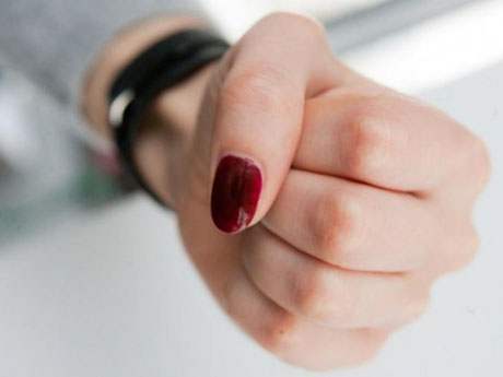 Свежие новости: Женщина с сыном избили полицейского