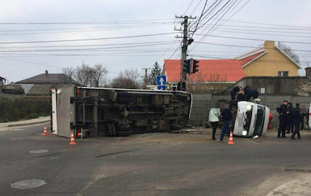 Свежие новости: В Одессе грузовик столкнулся с маршруткой: 11 пострадавших