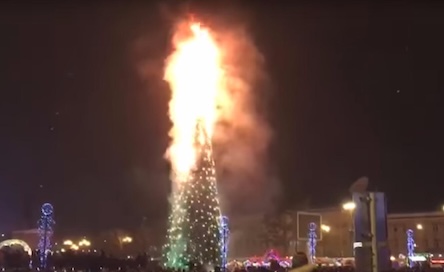 Свежие новости: Вогняна новорічна ніч у Варшаві: у Польщі загорілася головна ялинка країни (відео)