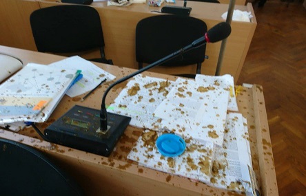 Свежие новости: В Николаеве облили фекалиями депутатов Николаевского горсовета