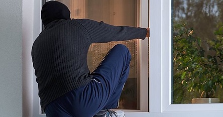 Свежие новости: На Николаевщине неизвестные проникли в дом предпринимателя, пока там спал ребенок, и украли сумку с крупной суммой денег