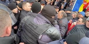 Фото новости: Протести у Кишиневі: учасників везуть автобусами, протестувальники не розуміють по-молдавськи Свежие новости: Протести у Кишиневі: учасників везуть автобусами, протестувальники не розуміють по-молдавськи