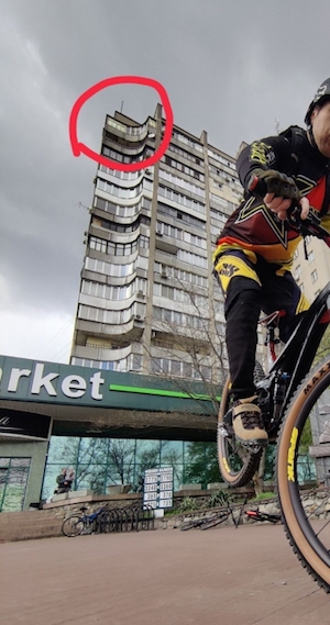 Свежие новости: В Николаеве с крыши многоэтажки неизвестные бросали камни в прохожих