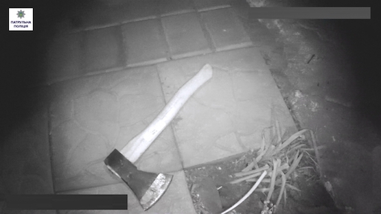 Свежие новости: Патрульные задержали мужчину, который в центре Николаева с топором цеплялся к прохожим