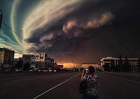 Свежие новости: От мощного урагана в Барнауле пострадало 15 человек и еще один погиб