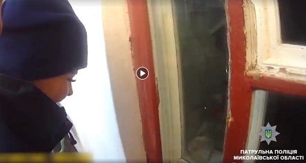 Свежие новости: ВИДЕО: В Николаеве патрульные через окно проникли в дом, чтобы помочь старушке