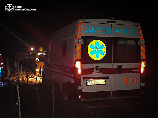 Фото новости: У Баштанському районі рятувальники допомогли швидкій, що застрягла на бездоріжжі Свежие новости: У Баштанському районі рятувальники допомогли швидкій, що застрягла на бездоріжжі