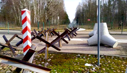 Свежие новости: Польша начала устанавливать противотанковые ежи на границе с Беларусью