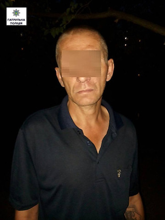 Свежие новости: В Николаеве задержали мужчину, который со шприцем в кармане танцевал под многоэтажкой