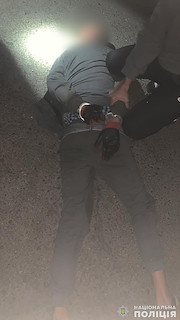 Свежие новости: У Миколаєві поліцейські затримали двох зловмисників, які зливали паливо з вантажівок