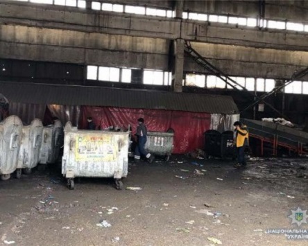 Свежие новости: У Києві поліція розшукує матір, яка викинула новонароджену дитину на смітник