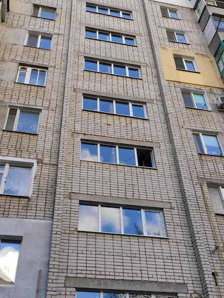 Свежие новости: У під'їздах миколаївських багатоповерхівок замінюють старі вікна