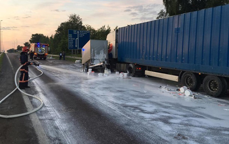 Свежие новости: В Ровенской области дорогу залило клеем ПВА