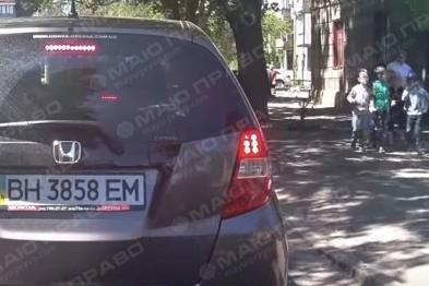 Фото новости: Жуткое видео: в Одессе воспитатель повела группу малышей под машины Свежие новости: Жуткое видео: в Одессе воспитатель повела группу малышей под машины