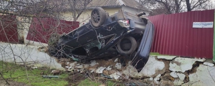 Свежие новости: В Николаеве авто повисло на заборе