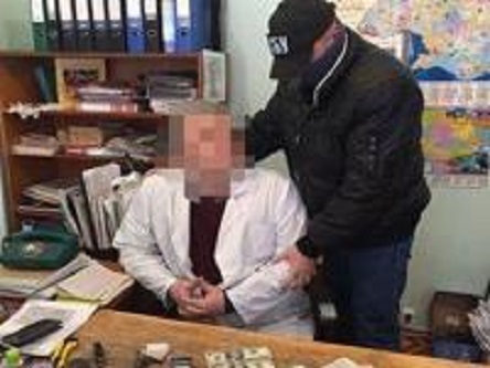 Фото новости: На Киевщине задержали на взятке медика, торговавшего группами инвалидности Свежие новости: На Киевщине задержали на взятке медика, торговавшего группами инвалидности
