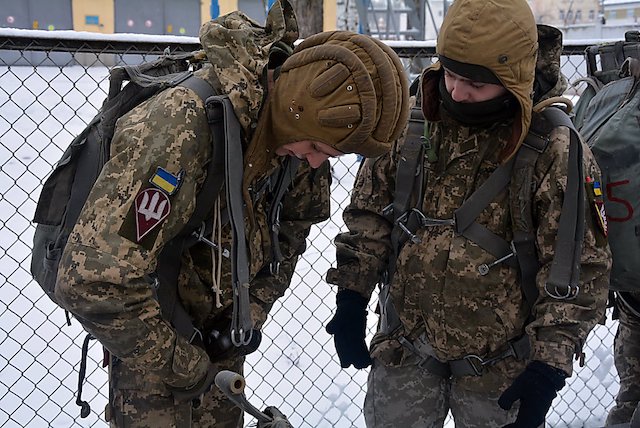 Фото новости: В николаевской 79-й бригаде десантников-срочников готовят к прыжкам с парашютом Свежие новости: В николаевской 79-й бригаде десантников-срочников готовят к прыжкам с парашютом