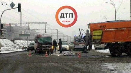 Свежие новости: В Киеве грузовик протаранил микроавтобус