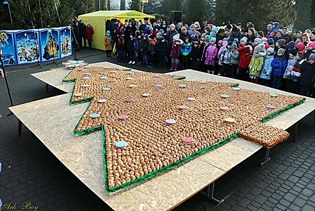 Свежие новости: В Украине сделали рекордную шестиметровую съедобную ёлку