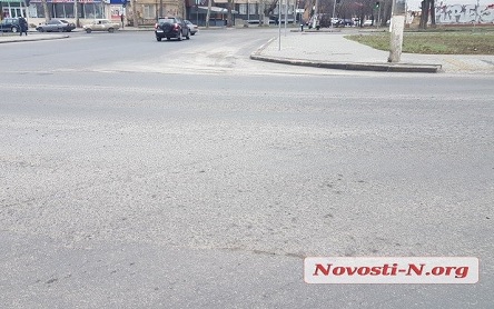 Свежие новости: Спустя два месяца после укладки, асфальт на Садовой за 11 млн начал превращаться в крошку