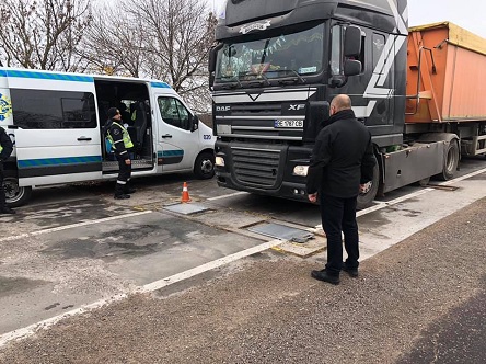 Фото новости: На Николаевщине колонна из перегруженных фур пыталась обойти весовые комплексы по полям Свежие новости: На Николаевщине колонна из перегруженных фур пыталась обойти весовые комплексы по полям