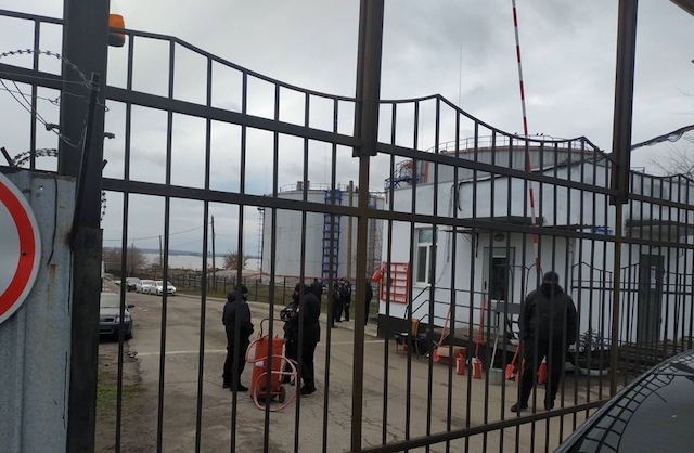 Свежие новости: Возле захваченной николаевской нефтебазы по-прежнему дежурит полиция