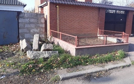 Свежие новости: Гранитные бордюры, демонтированные с улиц Николаева, находят у элитных частных коттеджей