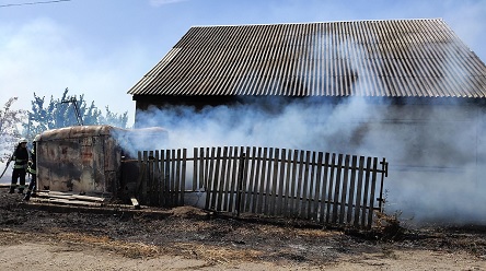 Фото новости: На Николавещине мужчина вместе с сухой травой поджег и дом, а когда пытался потушить пожар, едва не погиб Свежие новости: На Николавещине мужчина вместе с сухой травой поджег и дом, а когда пытался потушить пожар, едва не погиб