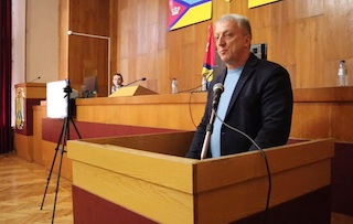 Фото новости: Мер Первомайська не захотів відмовлятися від підвищення зарплатні та пообіцяв частину перераховувати на благодійність Свежие новости: Мер Первомайська не захотів відмовлятися від підвищення зарплатні та пообіцяв частину перераховувати на благодійність