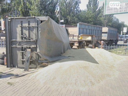 Свежие новости: Ночью в Николаеве произошло ДТП с участием КАМАЗа