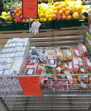 Свежие новости: В Николаеве в супермаркете мясные и молочные продукты хранят без холодильника