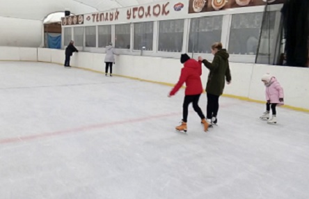 Свежие новости: ФОТО: В Южноукраинске на катке ребенку разрезали коньком пальцы