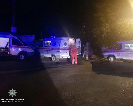 Свежие новости: В Одессе автомобиль на полном ходу врезался в стену дома, погиб ребенок