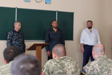 Свежие новости: «Продовжуємо всебічну підтримку військовослужбовців»: Олексій Савченко вручив сержантам ВМС ЗСУ сертифікати на квартири