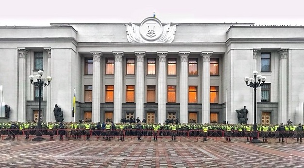 Свежие новости: ПРЯМОЙ ЭФИР: Сотни силовиков перекрыли правительственный квартал перед массовыми протестами в Киеве