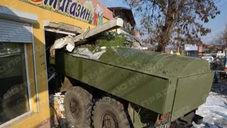 Фото новости: Военный грузовик попал в ДТП в Николаеве. ВИДЕО Свежие новости: Военный грузовик попал в ДТП в Николаеве. ВИДЕО