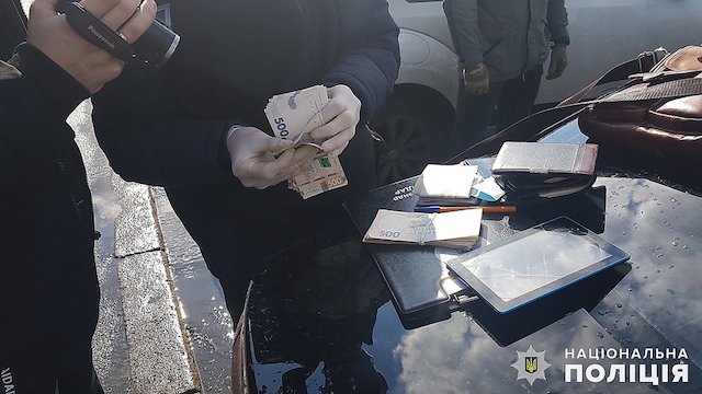Свежие новости: Полиция и СБУ задержали подозреваемого на взятке в ₴55 тысяч за продажу диплома бакалавра