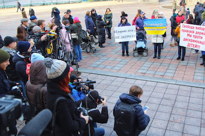 Свежие новости: В Одессе родители непривитых школьников требовали пустить их детей за парты