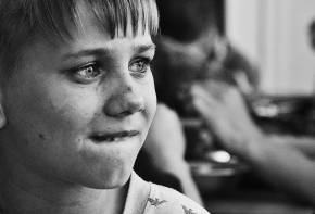 Свежие новости: Толпа растащила еду, украв лакомство у детей-сирот (Видео)