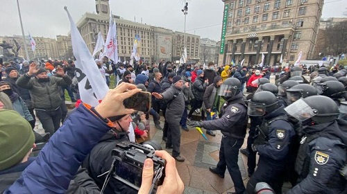 Свежие новости: ФОПы начали ставить палатки на Майдане:  сообщают о десятках пострадавших в боях с полицией