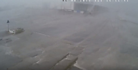 Свежие новости: Появилось видео шторма в николаевском спецпорту, который сдвинул семь кранов