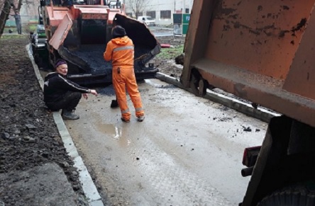 Свежие новости: В Николаеве снова асфальтируют лужи за бюджетные деньги